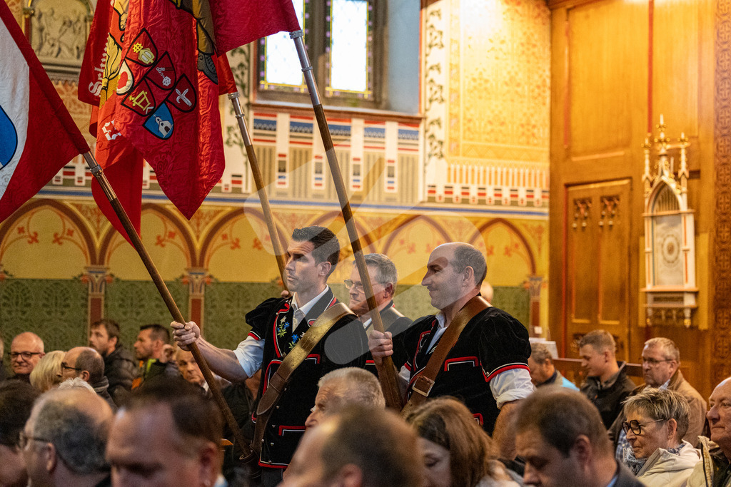 SKE100J_4606 | Die Schwinger des Schwyzer Kantonalen Schwingerverbandes: Fotos, die Dynamik und Leidenschaft festhalten, sowie emotionale Momente aus dem traditionellen Schwingsport zeigen. - Realisiert mit Pictrs.com