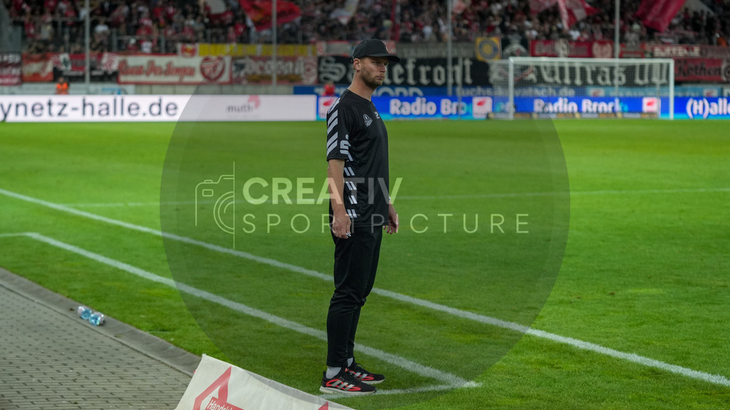 Fußball, Herren, Saison 2025/2026, Regionalliga Nordost, 5. Spieltag, Hallescher FC vs. FSV 63 Luckenwalde, Dienstag 26.08.2025, Leuna-Chemie-Stadion Halle, | Fußball, Herren, Saison 2025/2026, Regionalliga Nordost, 5. Spieltag, Hallescher FC vs. FSV 63 Luckenwalde, Dienstag 26.08.2025, Leuna-Chemie-Stadion Halle, Im Bild: Robert Schröder (Cheftrainer Halle) - Realisiert mit Pictrs.com