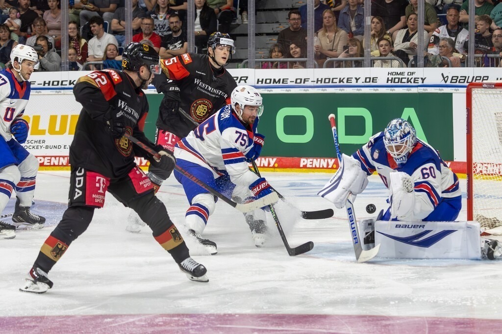 Eishockey-Länderspiel Deutschland gegen USA in Mannheim (letztes Vorbereitungsspiel vor der WM in der Schweiz) | Eishockey-Länderspiel Deutschland gegen USA in Mannheim (letztes Vorbereitungsspiel vor der WM in der Schweiz)***Riesige Torchance für Deutschland, aber Torwart Joseph Woll (60) verhindert den Gegentreffer - Realisiert mit Pictrs.com
