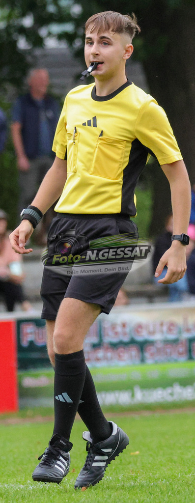 Bünder SV - VfL Holsen | Auf dem Bild zu sehen: Schiedsrichter: Nico Jendrysiak Bünder SV, VfL Holsen, Saison 26/27, Kreisliga A, Bünde, Deutschland - Realisiert mit Pictrs.com