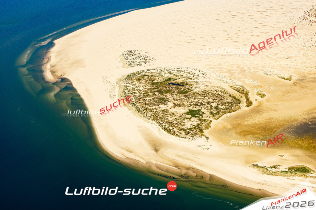 Die Luftaufnahme Strand - Wittdün auf Amrum wurde 2022 vom Flugzeug aus (keine Drohne) erstellt. Hohe Auflösung -für große Poster und Wandbilder geeignet - Garantiert!