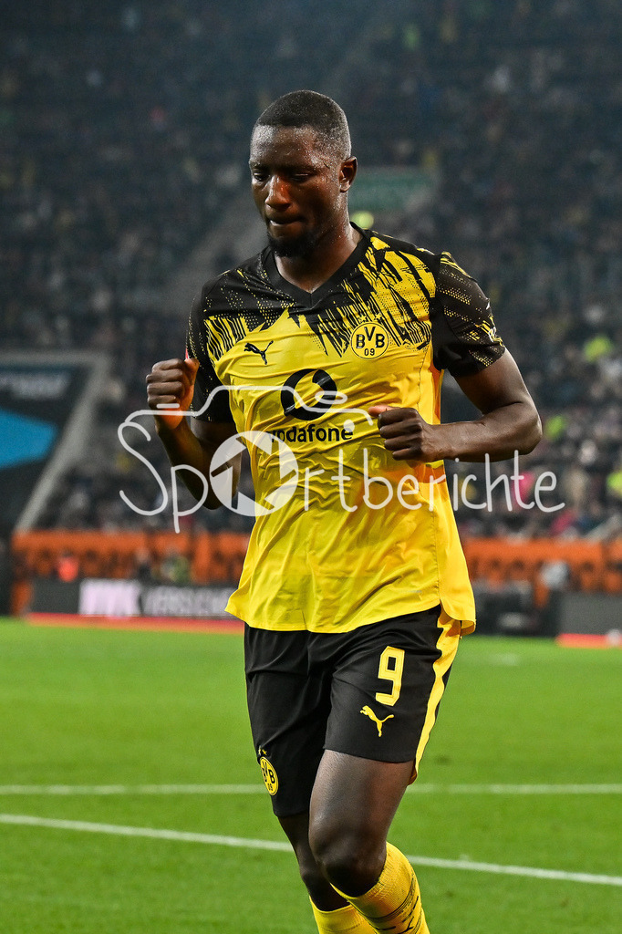 FC Augsburg - Borussia Dortmund | AUGSBURG, GERMANY - Serhou GUIRASSY (Borussia Dortmund 9) celebrates the goal to 0-1 during the bundesliga match between FC Augsburg vs. Borussia Dortmund on matchday 9 at WWK Arena on October 31, 2025 in Augsburg, Germany / DFL REGULATIONS PROHIBIT ANY USE OF PHOTOGRAPHS AS IMAGE SEQUENCES AND/OR QUASI-VIDEO / Carney CHUKWUEMEKA (Borussia Dortmund 17)