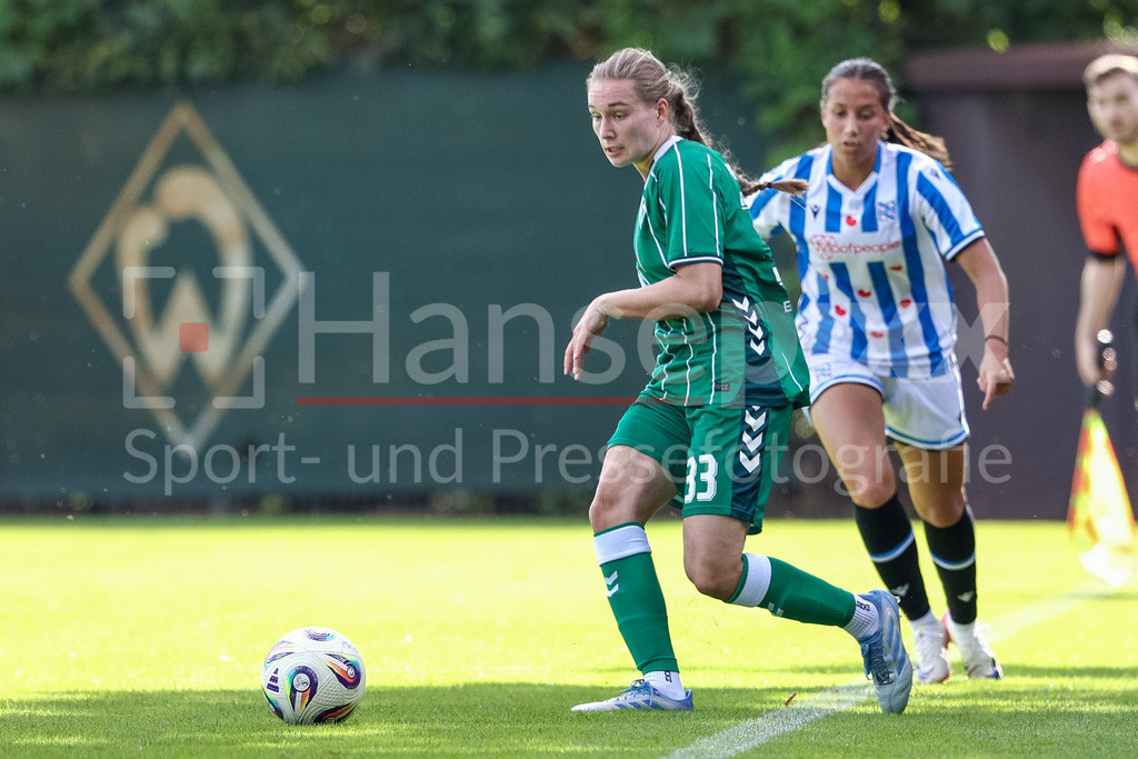 Fussball, Testspiel Frauen, SV Werder Bremen - SC Heerenveen | Maria Penner (SV Werder Bremen, 33) am Ball, Einzelbild, Ganzkörper, Aktion, Action, Spielszene