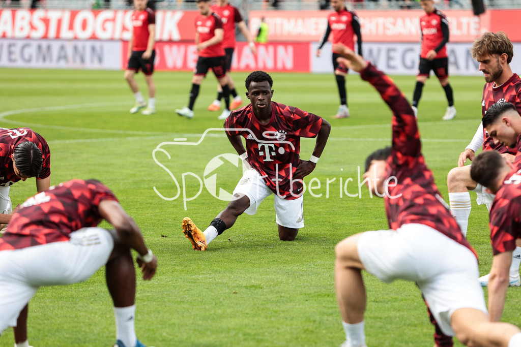 FC Würzburger Kickers - FC Bayern Amateure | Mamin SANYANG (FCB #26) beim warmmachen