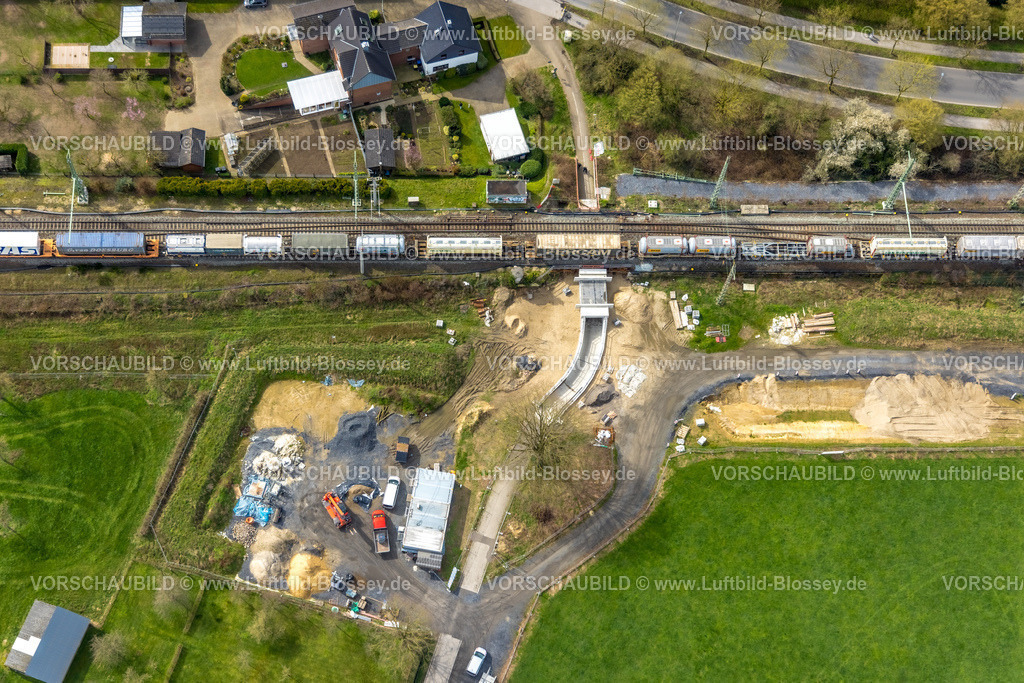 Voerde230301086Betuwe | Luftbild, Ausbau der Betuwe Linie zwischen Ruhrgebiet und den Niederlanden im Bereich Voerde zur dreigleisigen Bahnstrecke, , alle beschrankten Bahnübergänge werden entfallen oder durch Über- oder Unterführungen ersetzt werden. Vor allem ist die Ausbaumaßnahme für die Bahn mit der Verpflichtung verbunden, nunmehr Lärmschutz für die betroffenen Menschen zu gewähren. Stockum, Voerde, Niederrhein, Ruhrgebiet, Nordrhein-Westfalen, Deutschland
