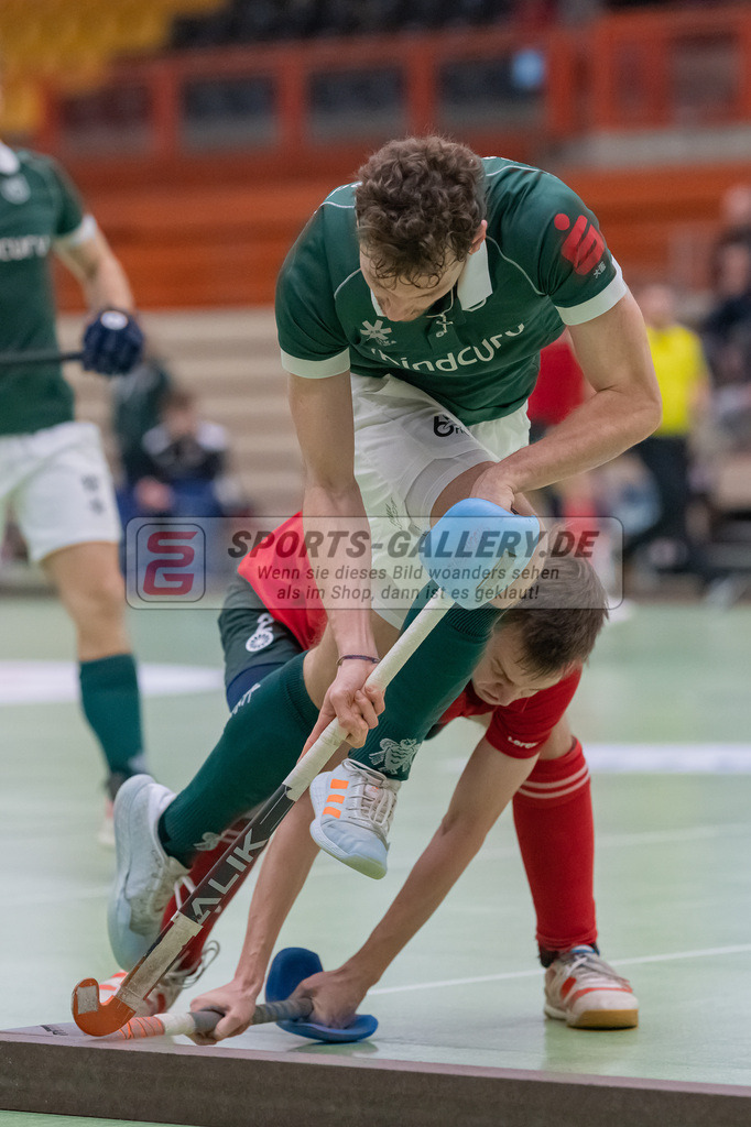 HK_20230108_102470 | 1. Bundesliga ( Halle ) Herren Crefelder HTC - Uhlenhorst Mülheim am 8.1.2023 Crefelder HTC  ( CHTC ), Krefeld , Lukas Mertgens ( Uhlenhorst Mülheim #18 ) , Breucker Julius ( Crefelder HTC #2 )