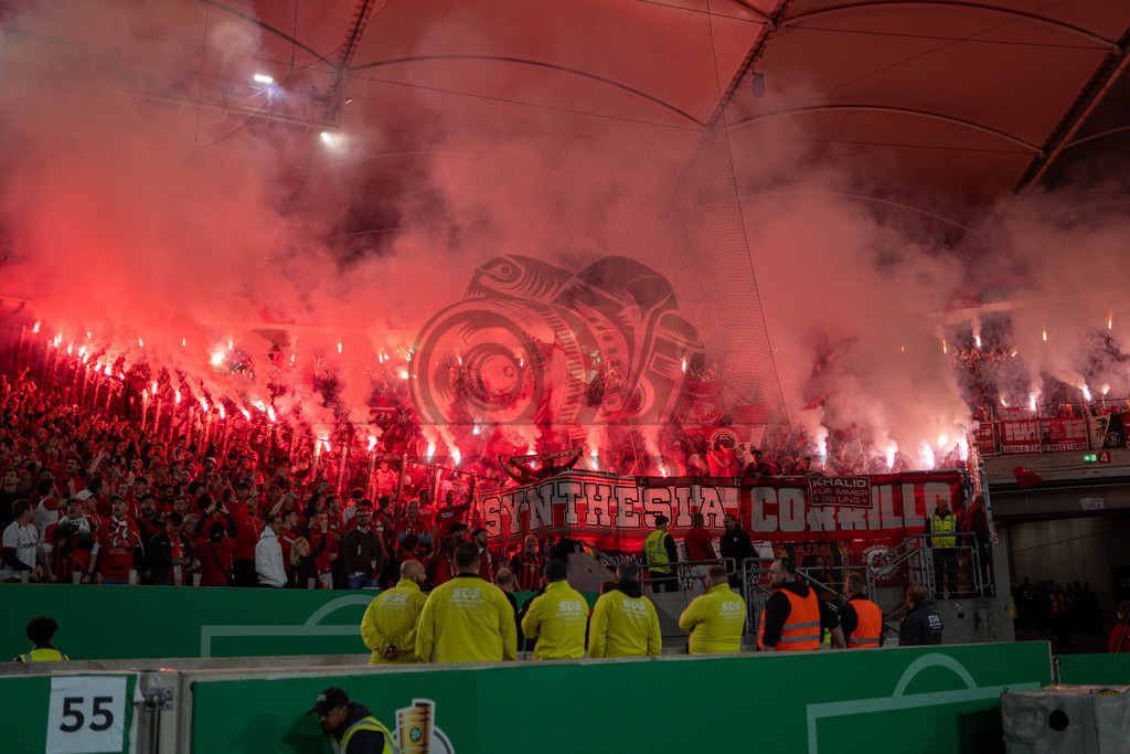 VfB Stuttgart vs. SC Freiburg, Fussball, DFB-Pokal, Halbfinale, 23.04.2026 | Pyrotechnik SC Freiburg,VfB Stuttgart vs. SC Freiburg, Fussball, DFB-Pokal, Halbfinale, 23.04.2026DFB regulations prohibit any use of photographs as image sequences and/or quasi-video