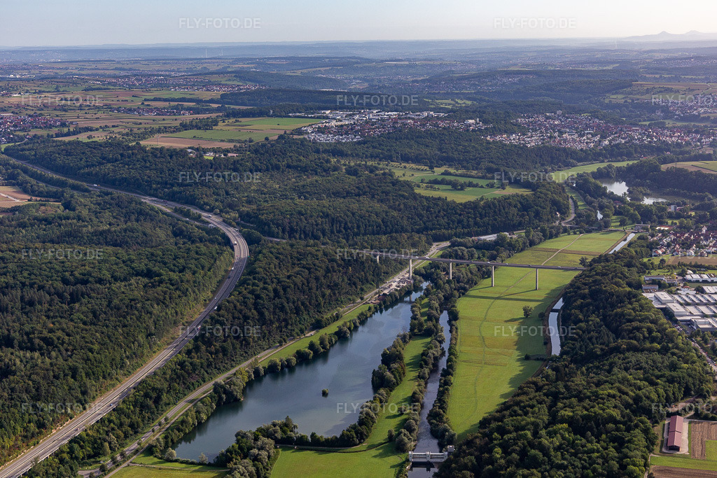 Luftbild: Fluß - Brückenbauwerk zur Überquerung Neckartalviadukt über dem Baggersee in Kirchentellinsfurt im Bundesland Baden-Württemberg in Deutschland. Foto: IMG_008611.jpg vom 27.08.2020 durch Werner Riehm/FLY-FOTO.de