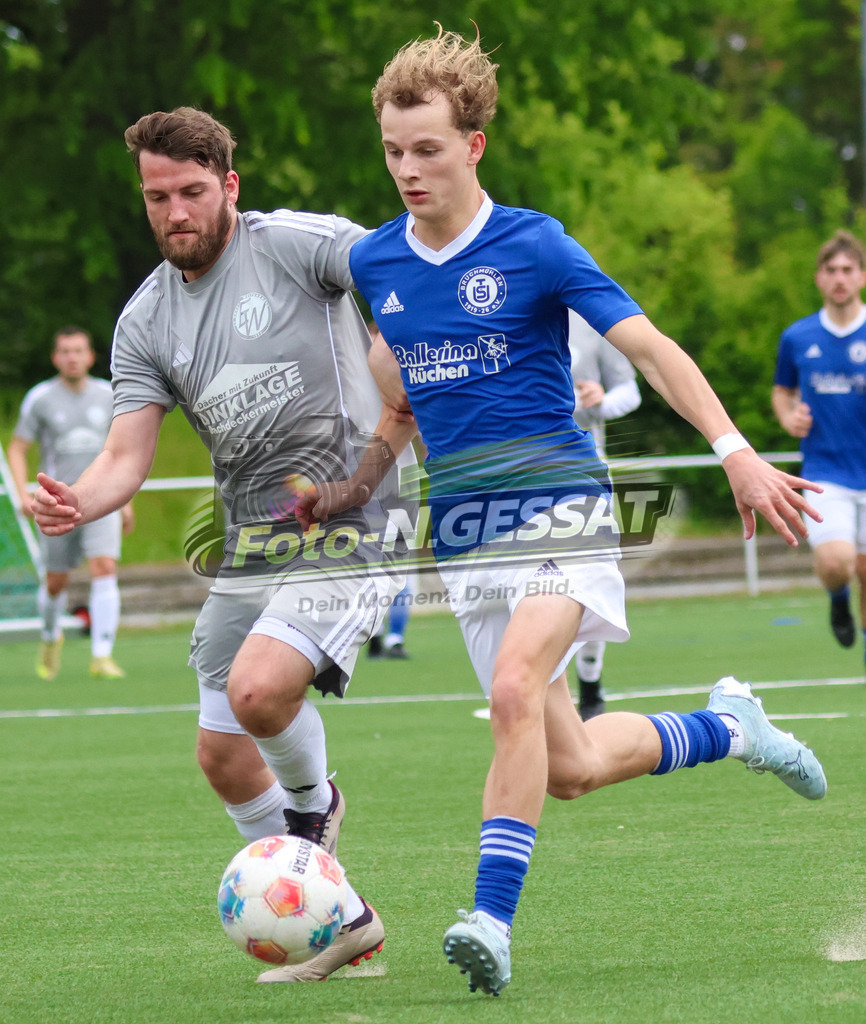 SV Enger-Westerenger - TuS Bruchmühlen | Auf dem Bild zu sehen: grau SV Enger-Westerenger: Danny Alves-Rei ; blau TuS Bruchmühlen: Ben Joris MeyerSV Enger-Westerenger, TuS Bruchmühlen, Saison 25/26, Kreisliga A, Enger, Deutschland - Realisiert mit Pictrs.com