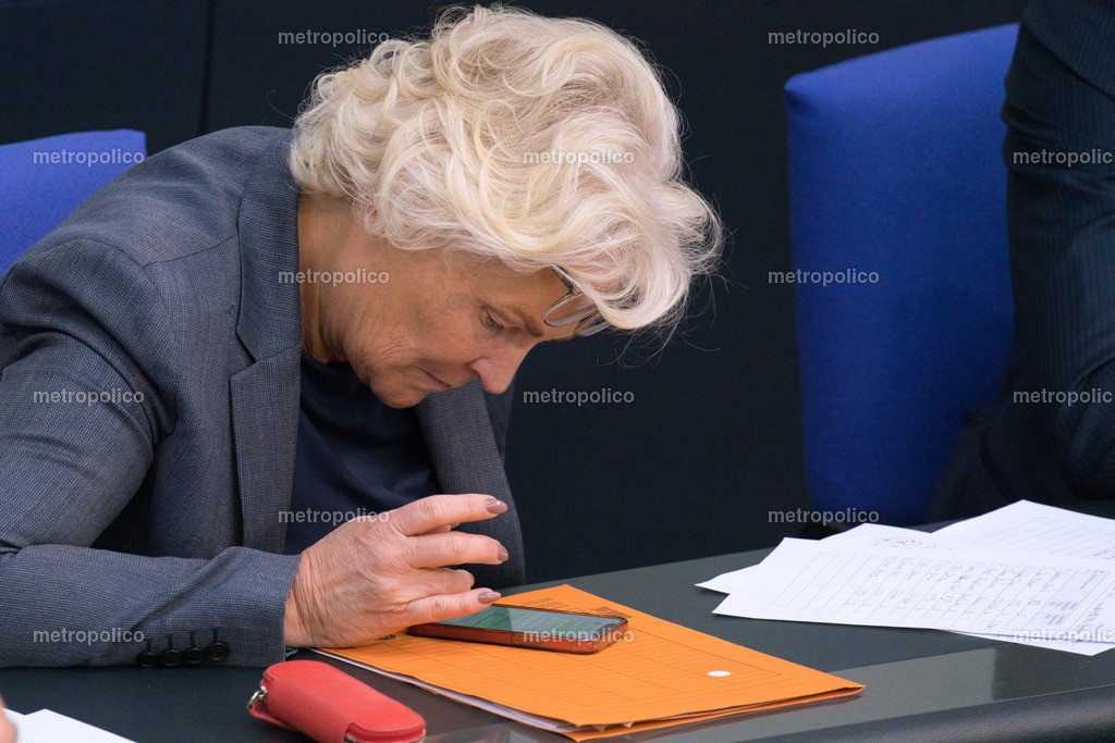 Christine Lambrecht liest in ihrem Handy | Metropolico