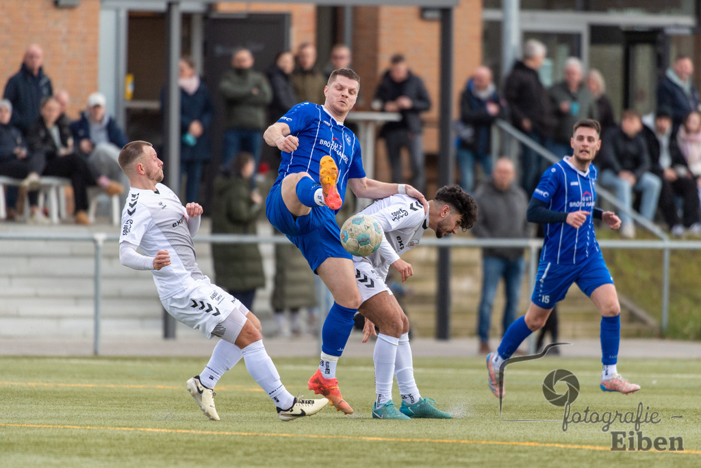 FC Rastede-SV Brake | Herren Bezirks-Testspiel; FC Rastede (blau)-SV Brake (weiß) am 02.03.2025 in Rastede (Sportanlage Kötterswegs), Photo: Philip Eiben 2025 - Realisiert mit Pictrs.com