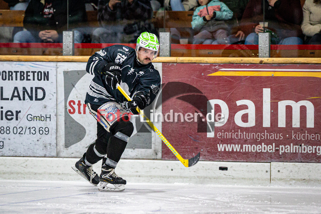 TSV Peißenberg MINERS gegen HC Landsberg RIVERKINGS | Eishockey Bayernliga Herren Vorrunde 2024/25, TSV Peißenberg MINERS gegen HC Landsberg RIVERKINGS, 20241108,Dejan VOGL (MINERS 23) in Aktion, Freisteller,2024-11-08 in Peißenberg (Eisstadion Peißenberg)Dejan VOGL (MINERS 23)Copyright: WolfgangxLindner