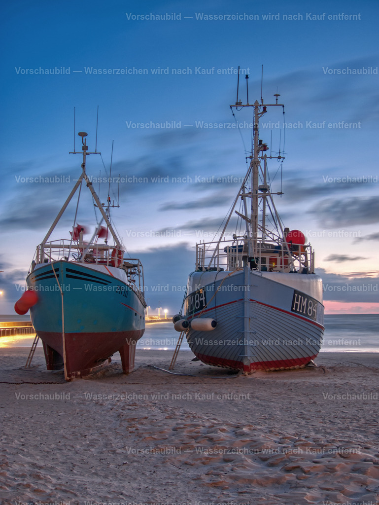 Blaue Stunde über den Fischerbooten am Strand von Løkken. | Wunderschöne Lichtstimmung zum Sonnenuntergang am Strand von Løkken. Die Fischerboote auf dem Sand passen perfekt zur Jammerbucht in Dänemark