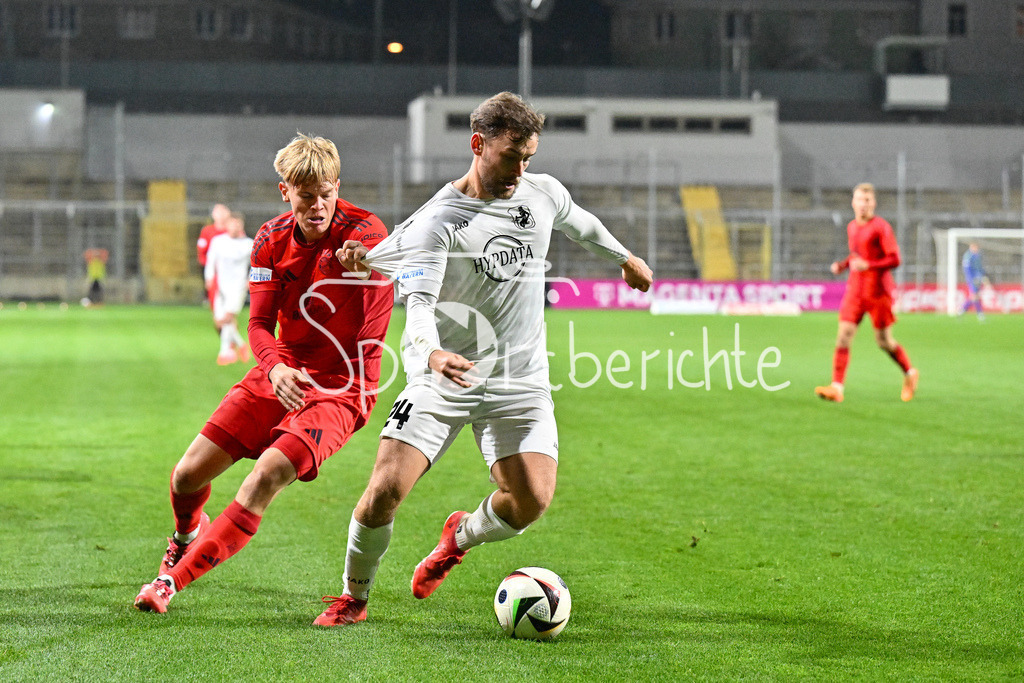 FC Bayern Amateure - TSV Schwaben Augsburg | im Duell Samuel UNSOELD (FC Bayern München II #19) und Elias Rudolf HERZIG (TSV #24) / Zweikampf / Regionalliga Bayern: FC Bayern Muenchen II - TSV Schwaben Augsburg, Gruenwalder Stadion am am 25.10.2024