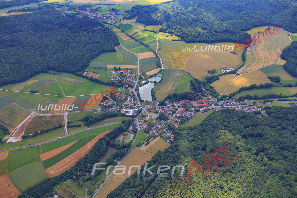 Luftbild von Klosterlangheim Lichtenfels - Luftaufnahme wurde 2017 von https://frankenair.de mittels Flugzeug (keine Drohne) erstellt - die Geschenkidee