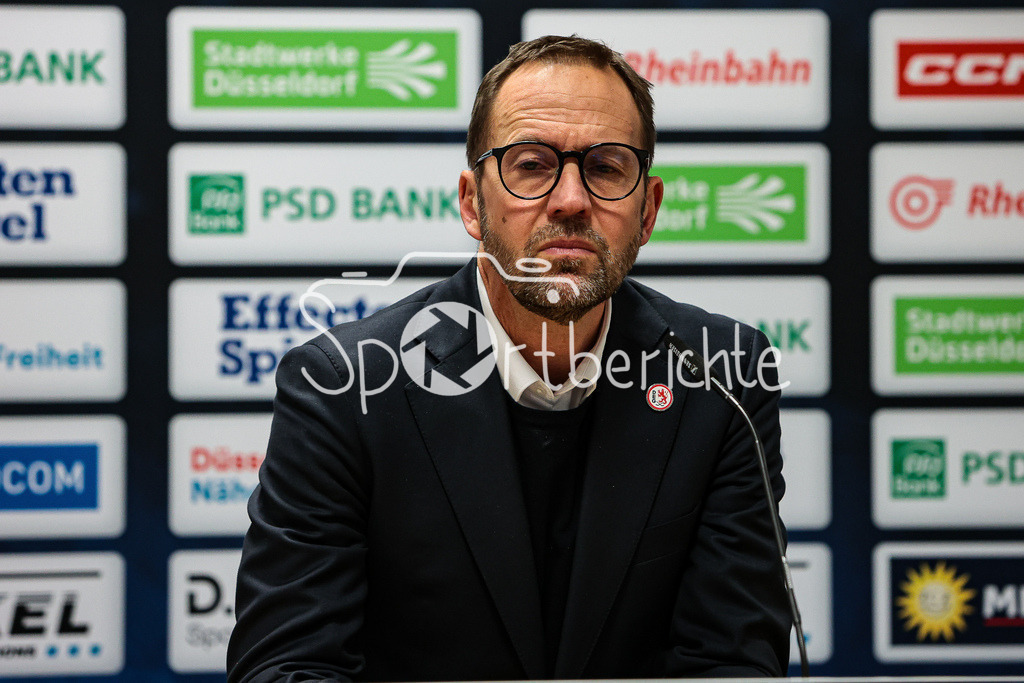 Duesseldorfer EG - Augsburger Panther | Panther Trainer Peter Russell auf der Pressekonferenz nach der Partie in Duesseldorf