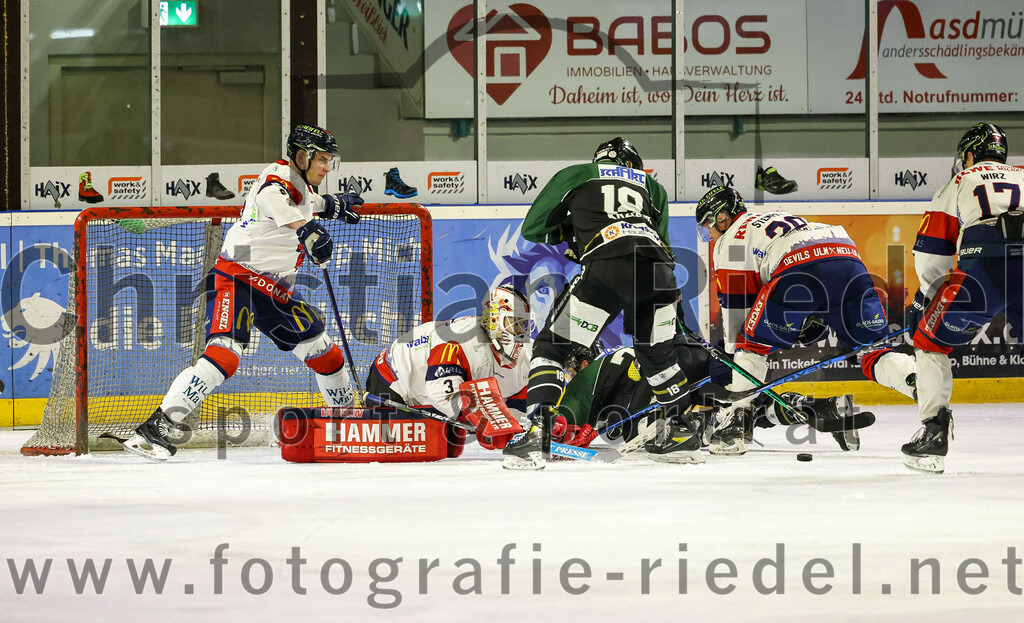 2023-02-19_022_TSV_Erding_gegen_VfE_Ulm-Neu-Ulm | Erding, Deutschland, 19.02.2023:
Eishockey, Bayernliga Meisterrunde Gruppe B 2022 / 2023, 5. Spieltag, TSV Erding gegen VfE Ulm/Neu-Ulm, Endergebnis: 

Torwart David Heckenberger (VfE Ulm/Neu-Ulm e. V., #3), Daniel Krzizok (Erding Gladiators, #18), Benedikt Stempfel (VfE Ulm/Neu-Ulm e. V., #29), Michael Wirz (VfE Ulm/Neu-Ulm e. V., #17)

Foto: Christian Riedel / fotografie-riedel.net
