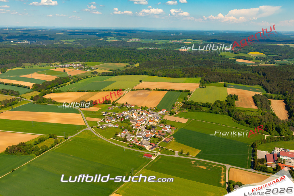 Das Luftbild zeigt : Schafshill Altmannstein - Die Luftaufnahme wurde 2024 vom UL-Flugzeug aus erstellt ( keine Drohne ) - Hochauflösende Luftaufnahme - Für grossformatige Ausdrucke geeignet. Die Geschenkidee !Mit Lizenz und Bildrechte bestellbar