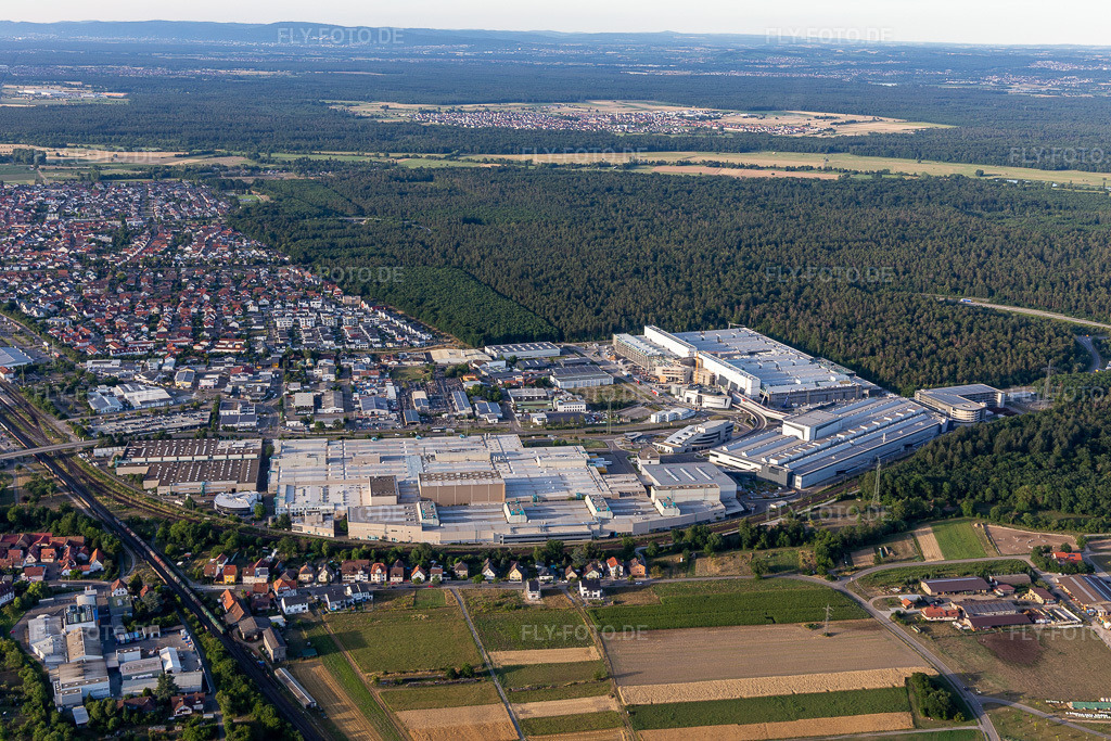Luftbild: SEW-EURODRIVE GmbH & Co KG – Fertigungswerk und SCC Mechanik/Mechatronik im Ortsteil Graben in Graben-Neudorf im Bundesland Baden-Württemberg in Deutschland. Foto: IMG_133436.jpg vom 12.07.2022 durch Werner Riehm/FLY-FOTO.deWWW.SEW-EURODRIVE.DE