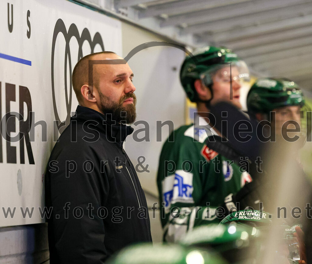 2024-01-05_131_TSV_Erding_gegen_VfE_Ulm-Neu-Ulm | Erding, Deutschland, 05.01.2024:
Eishockey, Bayernliga Vorrunde 2023 / 2024, 22. Spieltag, TSV Erding gegen VfE Ulm/Neu-Ulm, Endergebnis: 7:6

Teamchef Felix Schütz (Erding Gladiators)

Foto: Christian Riedel / fotografie-riedel.net
