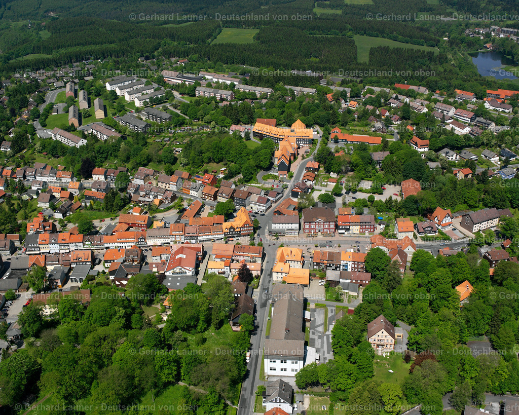 2638550 | CLAUSTHAL-ZELLERFELD 09.06.2006 Wohngebiet einer Einfamilienhaus- Siedlung  in Clausthal-Zellerfeld im Bundesland Niedersachsen, Deutschland // Single-family residential area of settlement  in Clausthal-Zellerfeld in the state Lower Saxony, Germany Foto: Gerhard Launer