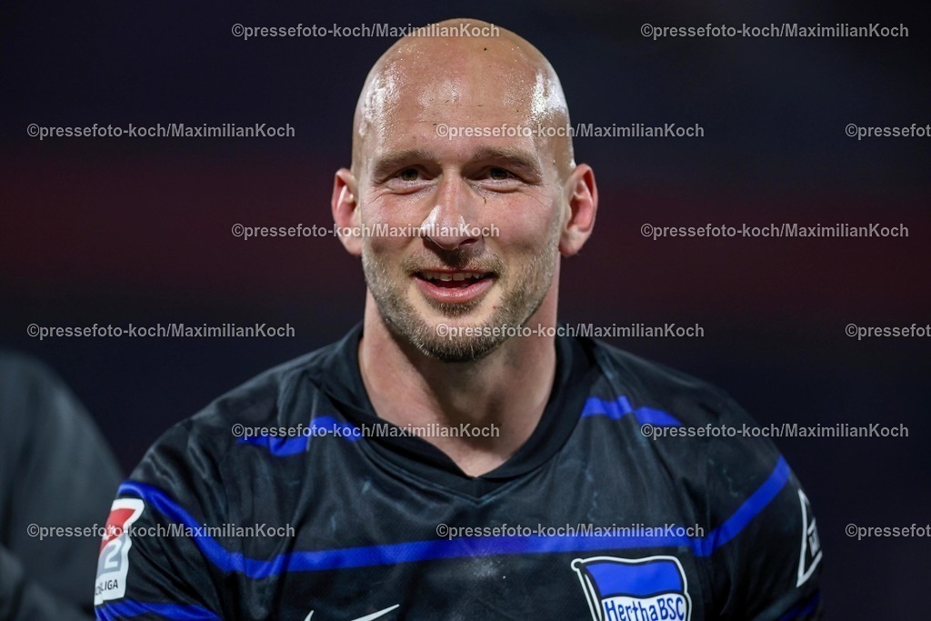 1FC05042502250 | 05.04.2025, Fußball, 1. FC Köln - Hertha BSC, 2.. Fußball Bundesliga, 28. Spieltag, RheinEnergie-STADION, Saison 2024 2025: Freude nach dem Sieg. Toni Leistner (Hertha BSC #37) DFB regulations prohibit any use of photographs as image sequences and or quasi-video.