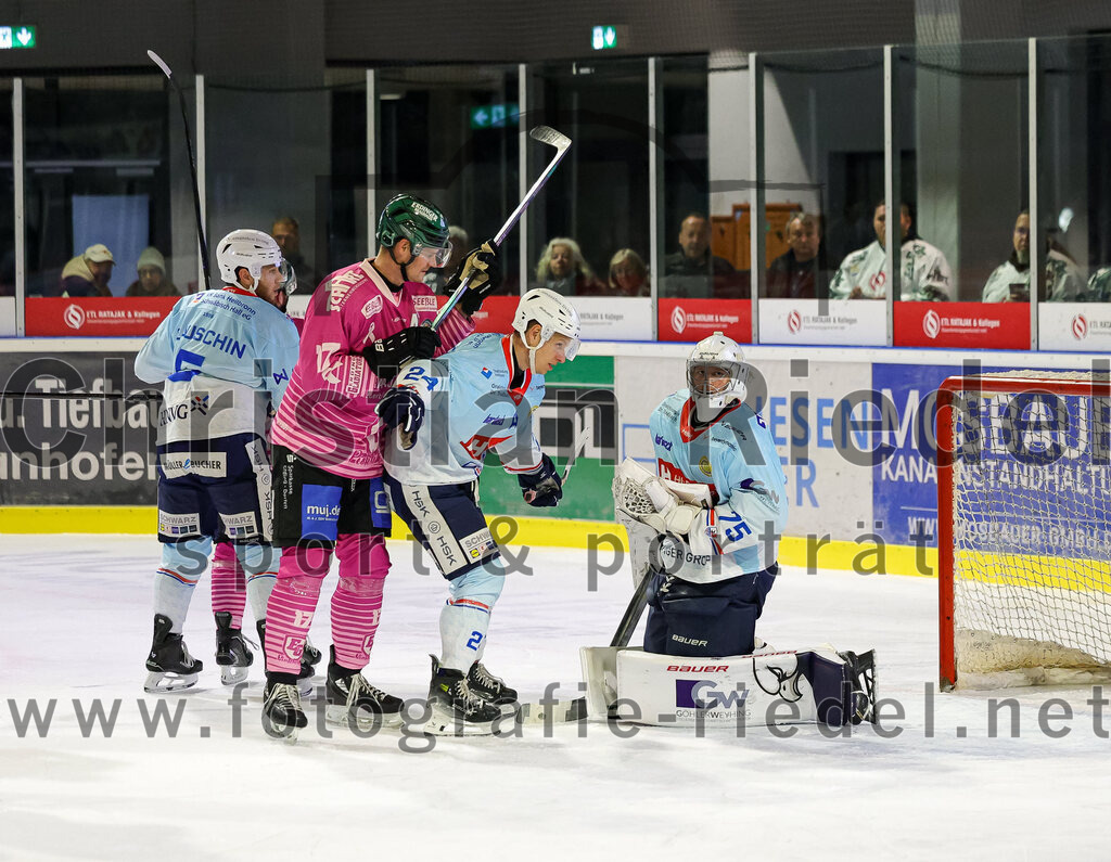 2025-10-05_125_TSV_Erding_gegen_Heilbronner_Falken | Erding, Deutschland, 05.10.2025:Eishockey, Oberliga Süd 2025 / 2026, 6. Spieltag, TSV Erding gegen Heilbronner Falken, Endergebnis: 3:1Jeroen Plauschin (Heilbronner Falken, #5), Elia Ostwald (Erding Gladiators, #17), Corey Mapes (Heilbronner Falken, #24), Torwart Franz Jokinen (Heilbronner Falken, #75)Foto: Christian Riedel / fotografie-riedel.net