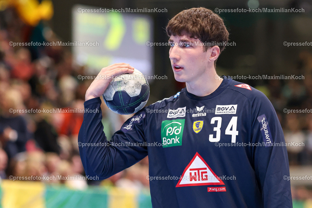 Hag02102401007 | 02.10.2024, Handball, 2.Runde DHB-Pokal, Ischelandhalle, VfL Eintracht Hagen - Rhein-Neckar Löwen: Valentin Willner (Rhein-Neckar Löwen #34) beim Aufwärmen vor dem Spiel