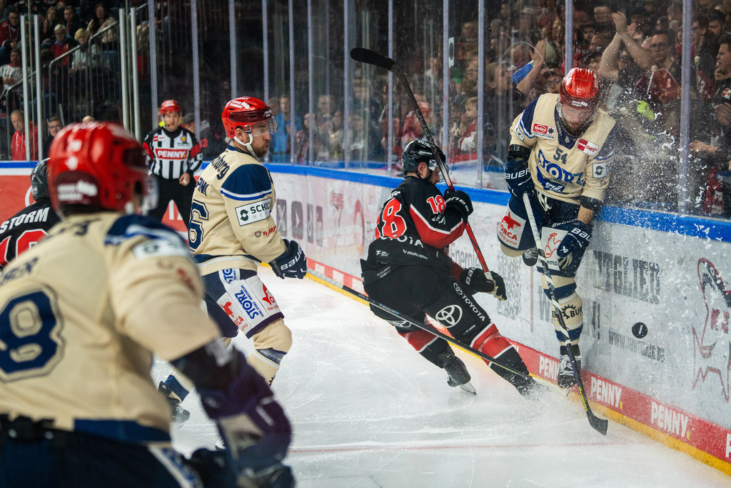 DEL, Deutsche Eishockey Liga Saison 2024/25, 8. Spieltag: Kölner Haie gegen Schwenninger Wild Wings | 11.10.2024, DEL, Deutsche Eishockey Liga Saison 2024/25, 8. Spieltag: Kölner Haie gegen Schwenninger Wild WingsBild: Josh Currie (18, Köln) im Zweikampf mit Benjamin Marshall (54, Schwenningen) hinter der Torlinie - Realisiert mit Pictrs.com