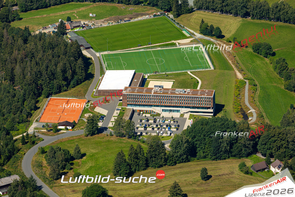 Das Luftbild zeigt : BLSV Sportcamp Nordbayern Bischofsgrün - Die Luftaufnahme wurde 2023 vom UL-Flugzeug aus erstellt ( keine Drohne ) - Hochauflösende Luftaufnahme - Für grossformatige Ausdrucke geeignet. Die Geschenkidee !Mit Lizenz und Bildrechte bestellbar