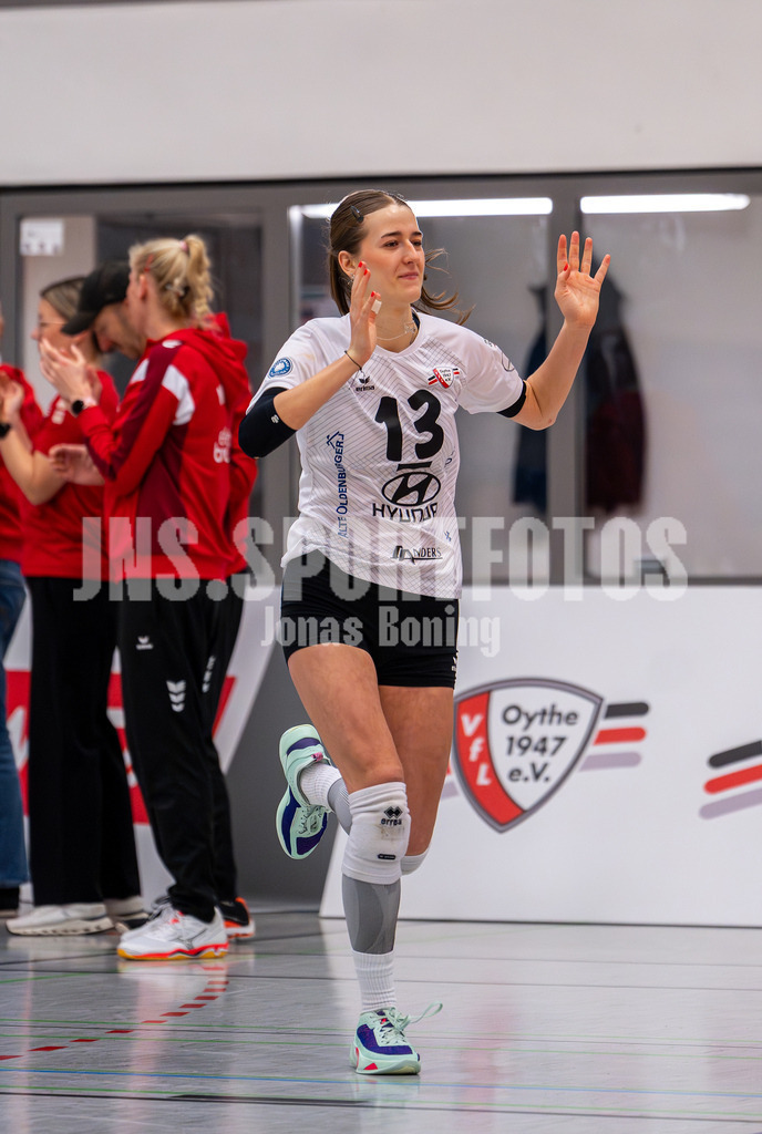 Volleyball I Frauen I Saison 2025-2026 I 2 Bundesliga Pro I 17. Spieltag VFL Oythe - VC Stralsund I 1366 | Einlauf von Annelis Lotte Tyws (13,VFL Oythe) - Realisiert mit Pictrs.com