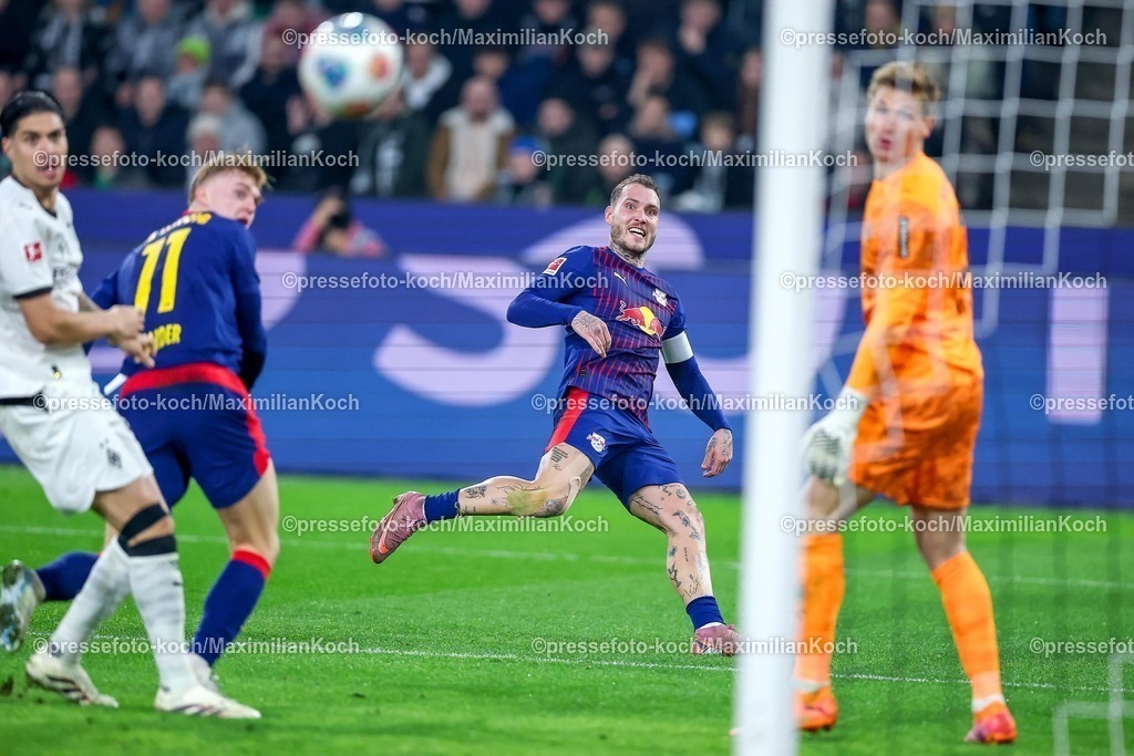 BMG28112501077 | 28.11.2025, Fußball, Borussia Mönchengladbach - RB Leipzig, 1. Fußball Bundesliga, 12.Spieltag, Borussia-Park, Saison 2025 2026: Assan Ouedraogo (RB Leipzig #20) beim Schuss auf das Tor DFB regulations prohibit any use of photographs as image sequences and or quasi-video.