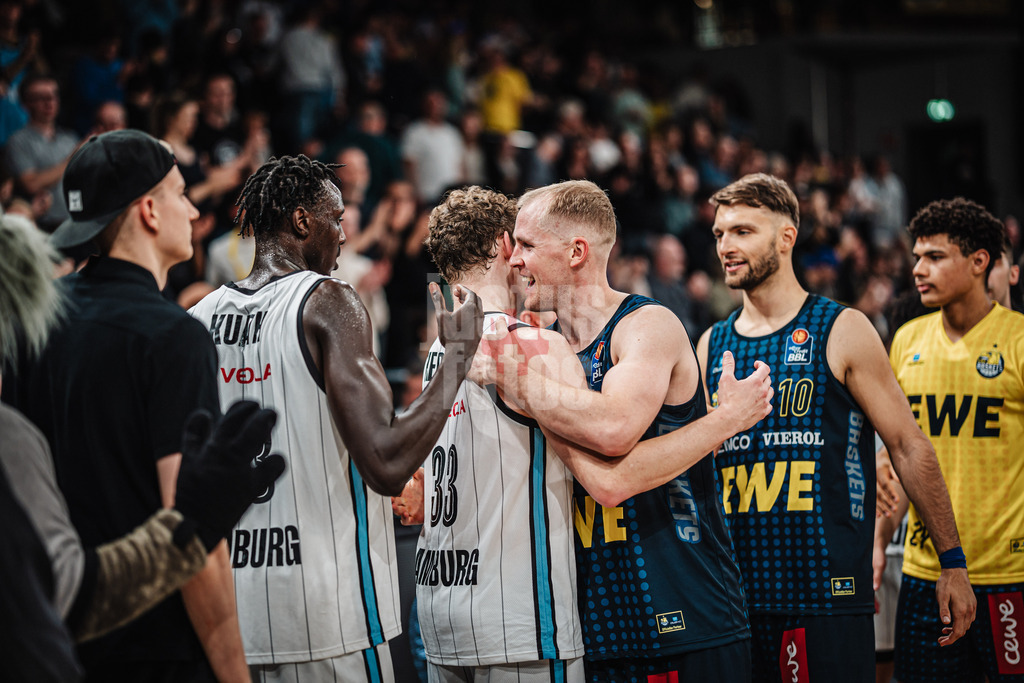 Basketball | Männer | Saison 2024/2025 | easyCredit Basketball Bundesliga | 4. Spieltag | Veolia Towers Hamburg vs. EWE Baskets Oldenburg | 06.10.2024 | High Fives nach dem Spiel mit Seth Hinrichs (#21, EWE Baskets Oldenburg)