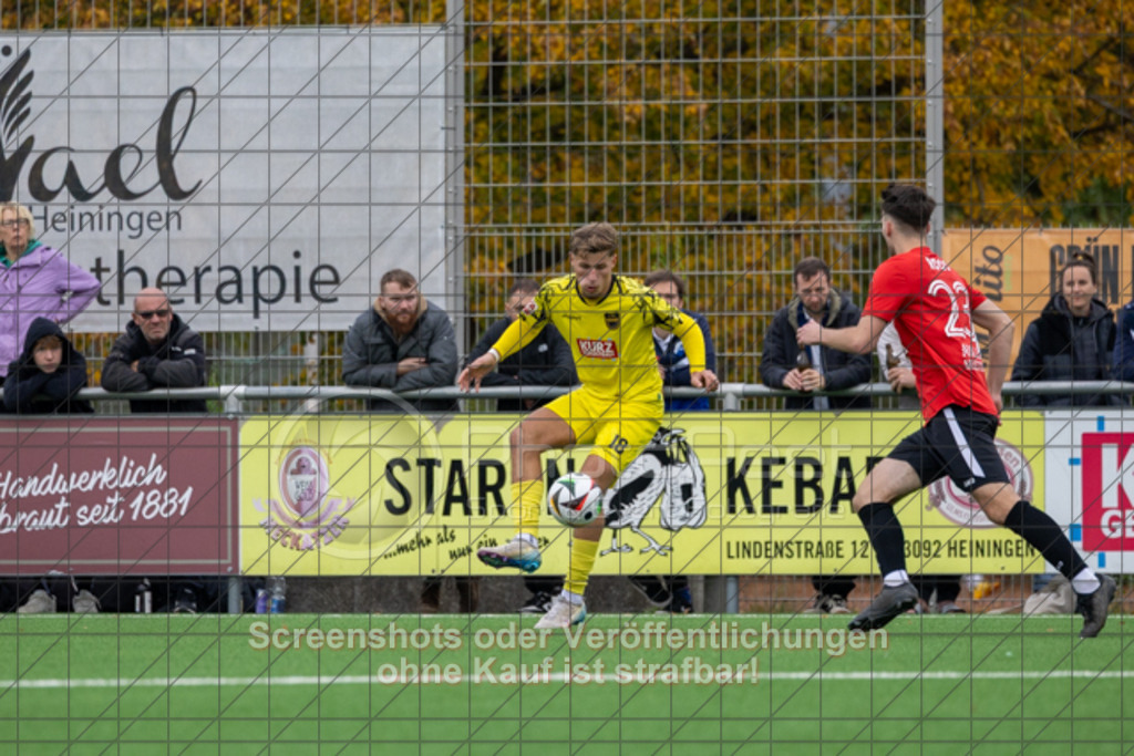 20251012_164140_0037 | #,1.FC Heiningen (gelb) vs. SV Ebersbach (rot), Fußball, Bezirksliga - Bezirk Neckar/Fils, 08. Spieltag, Saison 2025/2026, Kunstrasenplatz, Sportzentrum Heiningen, Krautgarten 1,73092 Heiningen, 12.10.2025 - 15:30 Uhr,Foto: PhotoPeet-Sportfotografie/Peter Harich