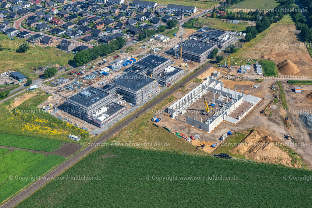 Stade_Riensförde_Bildungscampus_Bau_Sporthalle_ELS_5836250622 | STADE 25.06.2022 Baustelle zum Neubau des Gebäudekomplexes des Weiterbildungs- und Bildungszentrums im Ortsteil Riensförde in Stade im Bundesland Niedersachsen, Deutschland. Weiterführende Informationen bei: Claudia Blaurock  Landschaftsarchitektur,  GOLDBECK GmbH,  gmp International GmbH. // Construction site for the new building complex of the education and training center in the district Riensfoerde in Stade in the state Lower Saxony, Germany. Further information at: Claudia Blaurock  Landschaftsarchitektur,  GOLDBECK GmbH,  gmp International GmbH. Foto: Martin Elsen