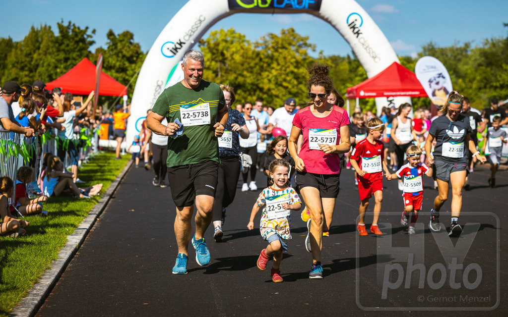 16. Hoywoj-CityLauf im Sportforum Hoyerswerda - 16.09.2023 | 555m Wohnungsgesellschaft-Familien-Flitzer-Lauf - Realisiert mit Pictrs.com
