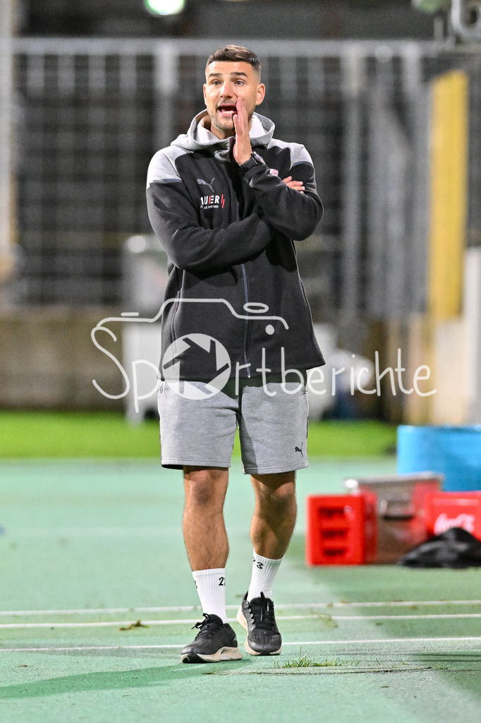 FC Bayern Amateure - TSV Buchbach | Im Bild Alexandro PETROVIC Trainer TSV Buchbach in Akion / Freisteller / Einzelfoto / Regionalliga Bayern: FC Bayern München II - TSV Buchbach, Gruenwalder Stadion am 27.09.2024