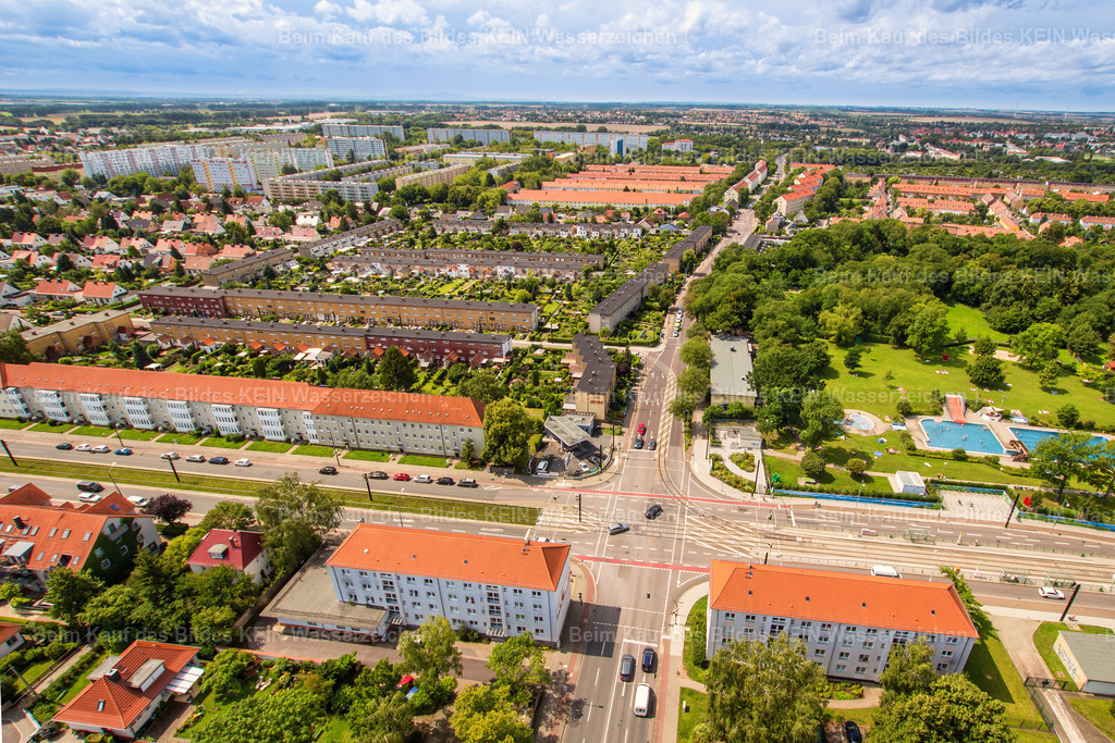 Magdeburg Reform und Freibad Süd Schilfbreite Leipziger-1971 | Aktuell wird im City Carrè die Ausstellung "Magdeburg von ganz oben" mit Luftbildern der Stadt präsentiert. Diese Ausstellung zeigt Luftaufnahmen der Stadt, die die Entwicklung Magdeburgs über die Jahre dokumentieren.  Die Ausstellung "Magdeburg von ganz oben" läuft vom 5. bis 30. Mai 2025
 - Realisiert mit Pictrs.com