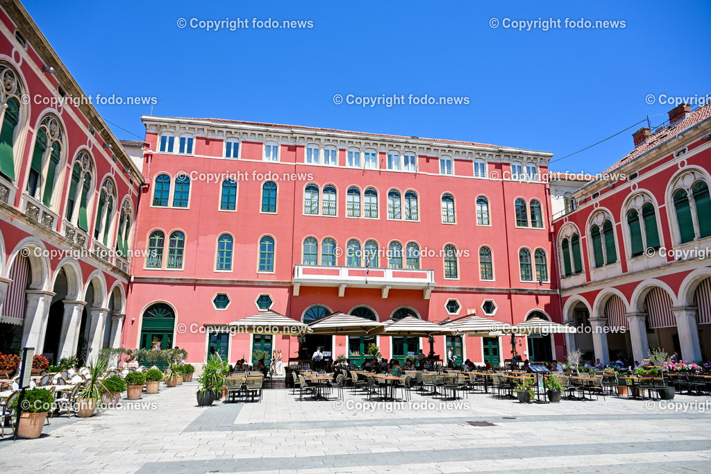 Kroatien_ Split_ 21.07.2025-138 | 21.07.2025, Kroatien, HRV, Split, im Bild Themenbild, Stadtansichten, Platz, Plaza, Gastronomie, Restaurant, Cafe, Touristen, Tourismus, Feature, SymbolbildSplit zweitgroesste Stadt Kroatiens. Die Stadt ist Verwaltungssitz der Gespanschaft Split-Dalmatien 