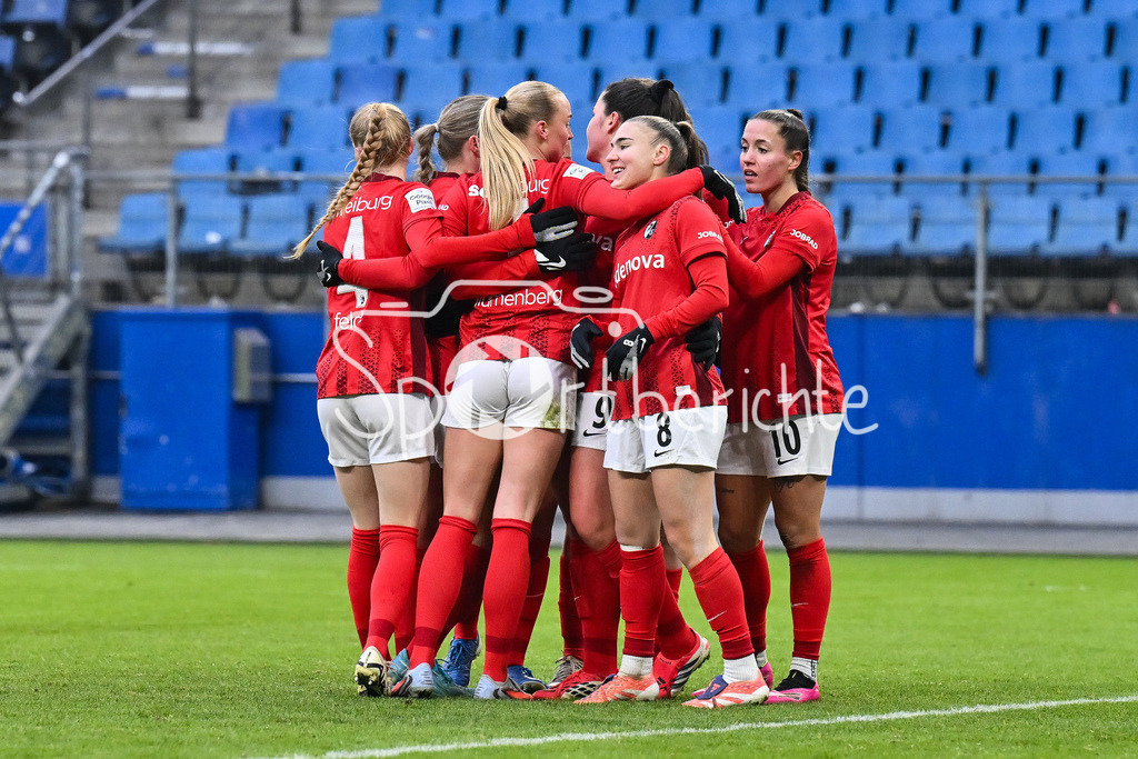 Hamburger SV - SC Freiburg | HAMBURG, GERMANY - 01. FEBRUARY: Jubel der Freiburgerinnen nach dem Treffer zum 0-2 durch Svenja FÖLMLI (SC Freiburg Frauen 9) / Tor / Torschuetze / Freude / Happy während dem Match zwischen dem Hamburger SV und dem SC Freiburg am 16. Spieltag der Google Pixel Frauen-Bundesliga im Volksparkstadion