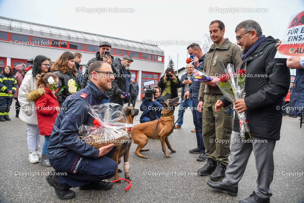 Feuerwehr Traun_ Empfang Rettungshunde Erdbebeneinsatz Türkei_ 17.02.2023-20 | 17.02.2023, Traun, AUT, Feuerwehr Traun, Empfang Rettungshunde Erdbebeneinsatz Tuerkei, im Bild Markus Gruber mit Boom und Gerald Schmidberger mit Action werden herzlich empfangen