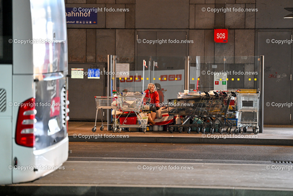 Busbahnhof Linz_ Bus_ Haltestelle_ 19.06.2024-14 | 19.06.2024, Busbahnhof Linz, AUT, Busbahnhof am Hauptbahnhof Linz, im Bild Bus, Haltestelle, Obdachlose am Warteplatz, OoeVV, Oberoesterreichischer Verkehrsverbund