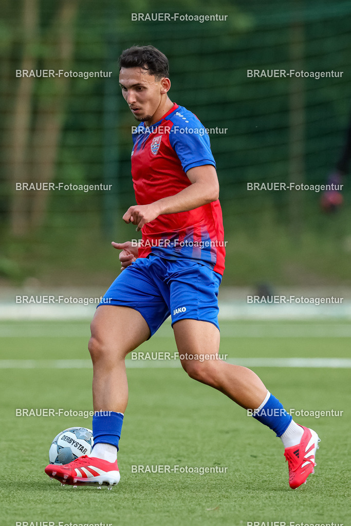 1_KFCWAT_20250723_1119.JPG -  - KFC Uerdingen - SG Wattenscheid 09 - Testspiel | Krefeld, Deutschland, 23.07.25: Nedzhib Hadzha (KFC Uerdingen) in Aktion, am Ball, Einzelaktion waehrend des Testspiel Spiels zwischen KFC Uerdingen - SG Wattenscheid 09 in der Covestro Sportpark am 23. July 2025 in Krefeld, Deutschland. (Foto von Stefan Brauer/Brauer-Fotoagentur)