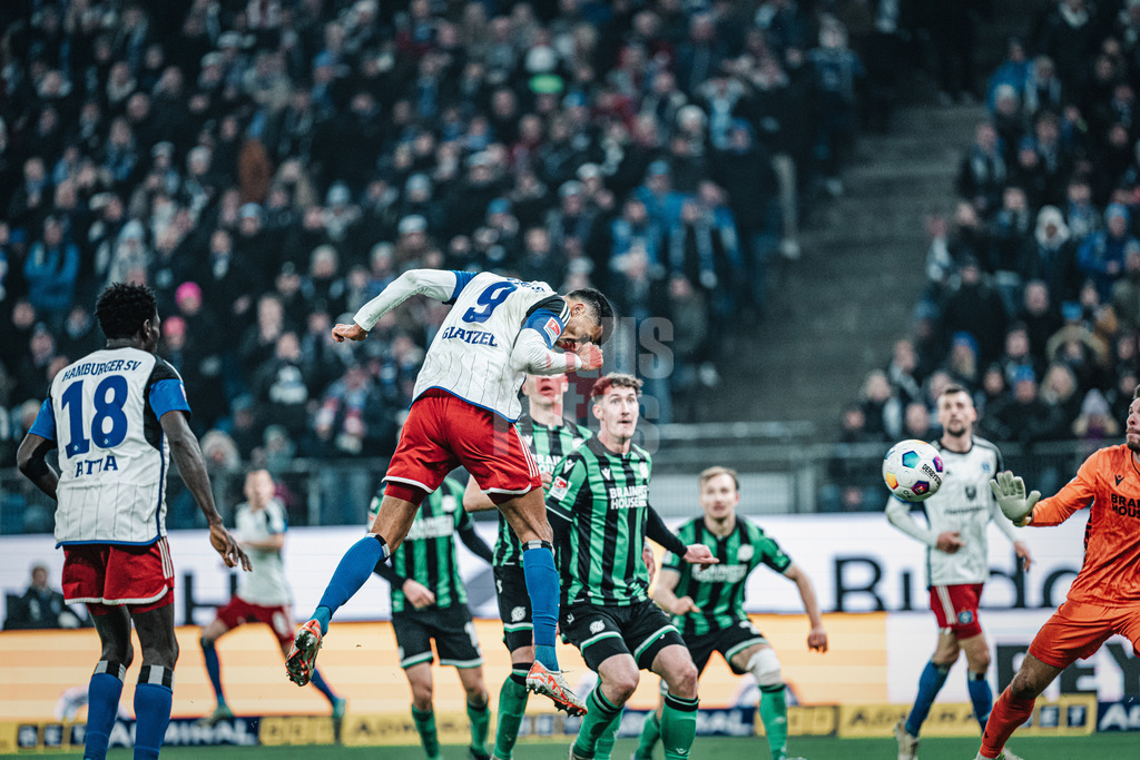 Fußball | Männer | Saison 2023/2024 | 2. Fußball-Bundesliga | 21. Spieltag | Hamburger SV vs. Hannover 96 | 09.02.2024 | Robert Glatzel (#9, HSV) trifft per Kopf zum Tor 3:3