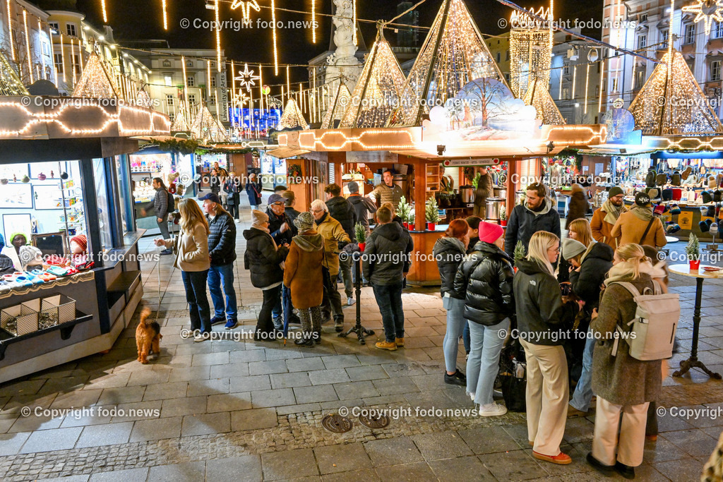 Weihnachtsmarkt_ Linz_ 22.11.2023-9 | 22.11.2023, Linz, AUT, Christkindlmarkt, Hauptplatz Linz, Weihnachtsdekoration, im Bild Christkindlmarkt, Weihnachtsmarkt, Hauptplatz Linz, Huetten, Standln, Besucher, Tradition, Brauchtum, Beleuchtung