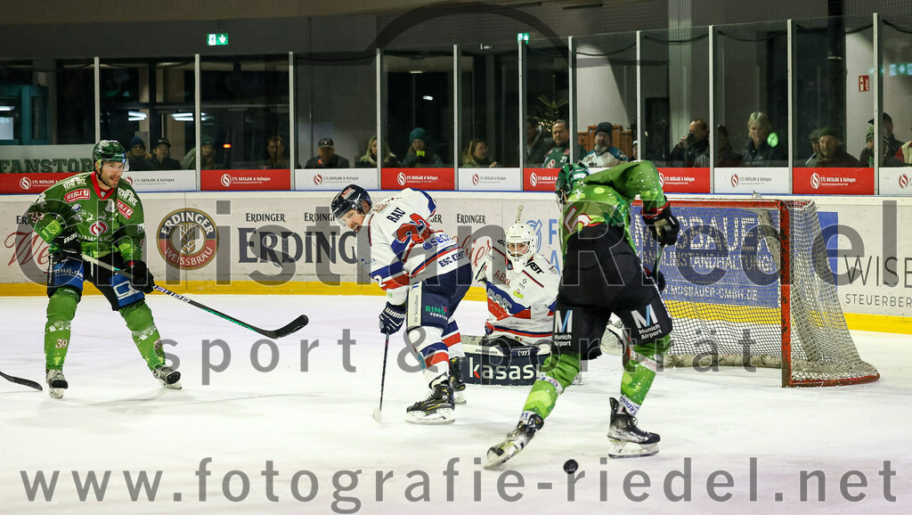 2023-12-17_097_TSV_Erding_gegen_ESC_Kempten | Erding, Deutschland, 17.12.2023:
Eishockey, Bayernliga Vorrunde 2023 / 2024, 18. Spieltag, TSV Erding gegen ESC Kempten, Endergebnis: 5:1

Daniel Rau (ESC Kempten, #22), Torwart Luca Mayer (ESC Kempten, #32), Florian Zimmermann (Erding Gladiators, #5)

Foto: Christian Riedel / fotografie-riedel.net