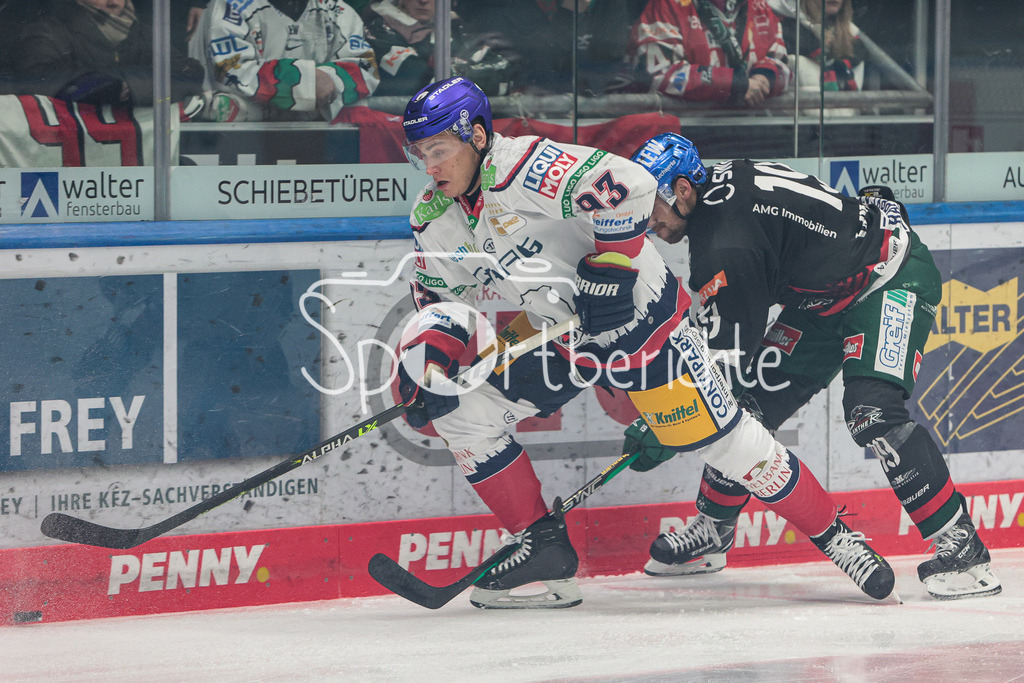 Augsburger Panther - Eisbaeren Berlin | Leonhard PFOEDERL (EBB #93) im Duell mit Andrew LeBlanc (AEV #19)