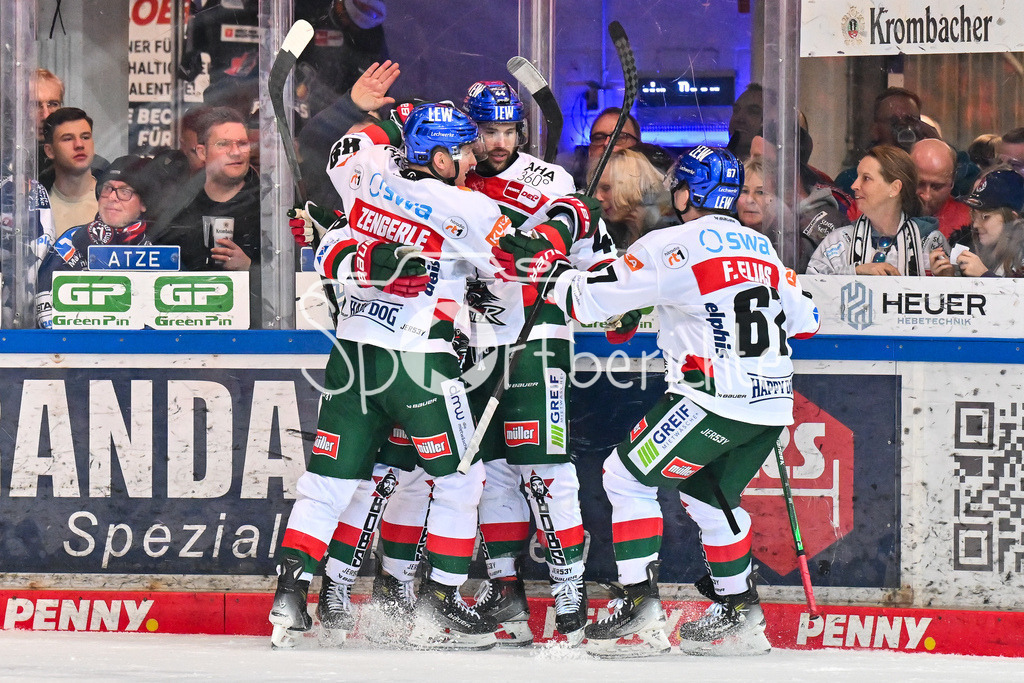 Iserlohn Roosters - Augsburger Panther | Jubel der Panther nach dem Treffer zum 1-2 durch Nolan ZAJAC (Augsburger Panther #44) / Tor / Torschuetze / Freude / Happy / DEL: Iserlohn Roosters - Augsburger Panther, Eissporthalle Iserlohn am 07.03.2025