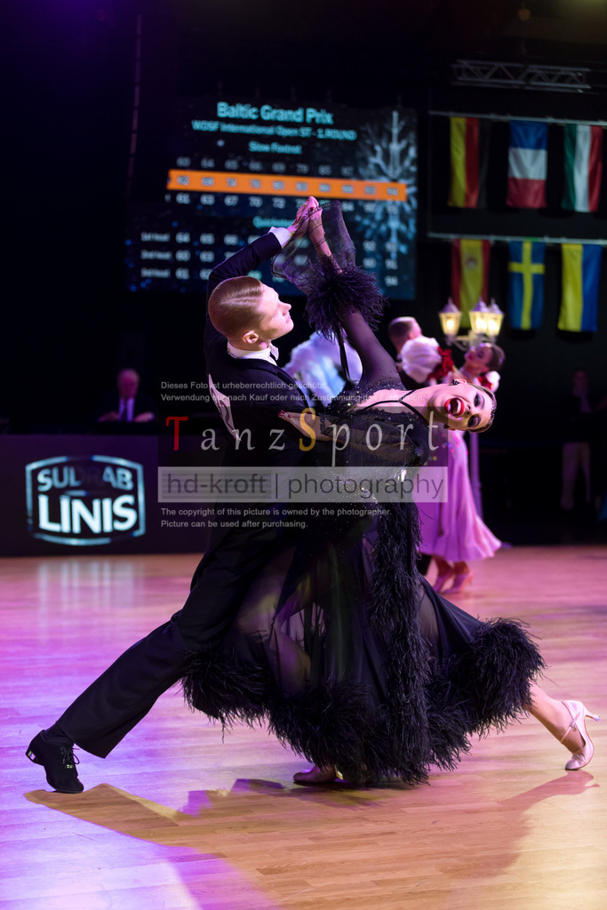 20241215_WDSF_Int_Open_Std-Riga-8873 | Tanzsportbilder, Standardtanz, Lateintanz, WDSF, DTV, LTVB, dancecomp, goc, hessen tanzt, blaues band der spree, walzer, tango, wiener walzer, slowfox, quickstepp, samba, rumba, cha-cha-cha, paso doble. jive, hd-kroft photography, turniertanzsport