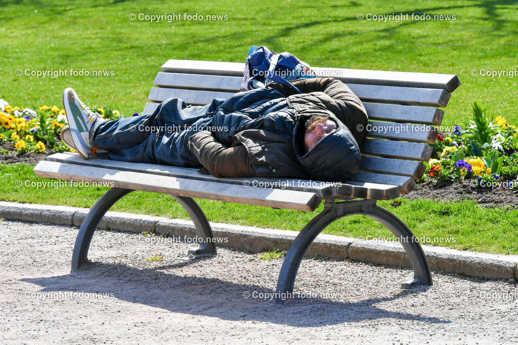 Deutschland_ Baden-Wuerttemberg_ Stuttgart_ 28.03.2025-11 | 28.03.2025, Deutschland, GER, Baden-Wuerttemberg, Stuttgart, im Bild Themenbild, Stadtansichten, Obdachloser, Mann, Bank, Parkbank, schlafen, Feature, Symbolbild